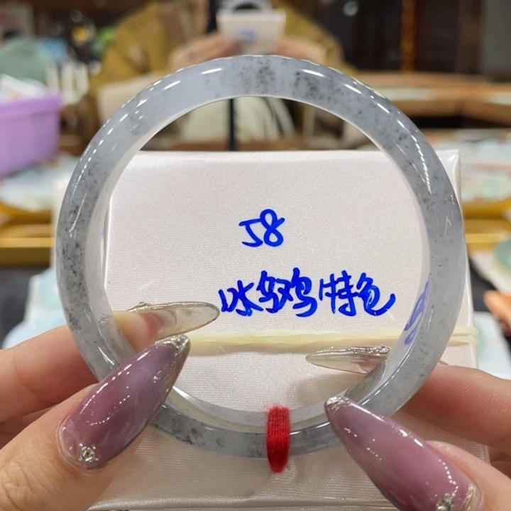 翡翠手镯未镶嵌翡翠