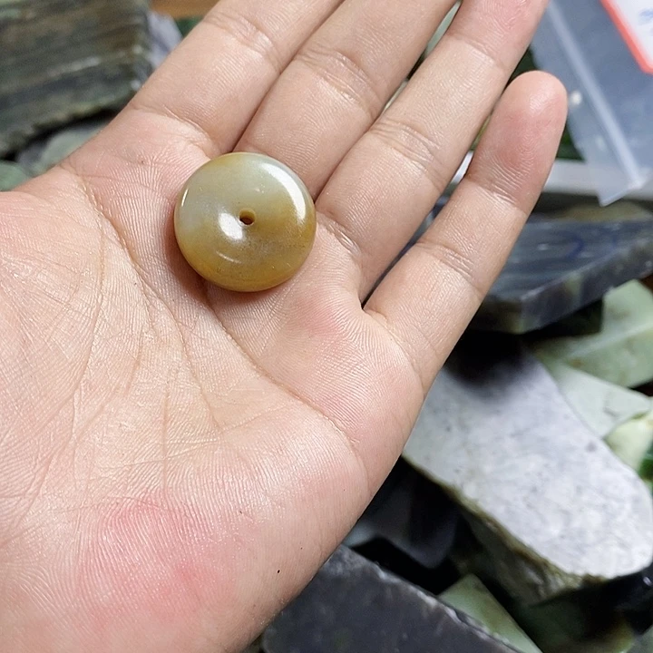 自***途和田玉（糖玉）未镶嵌珠宝半成品