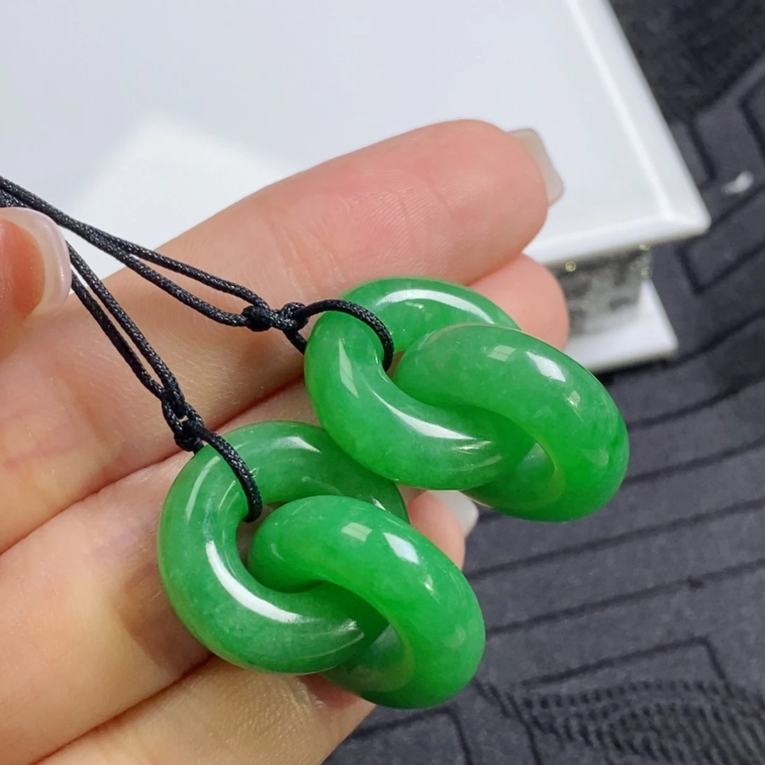 翡翠未镶嵌耳饰环环相扣