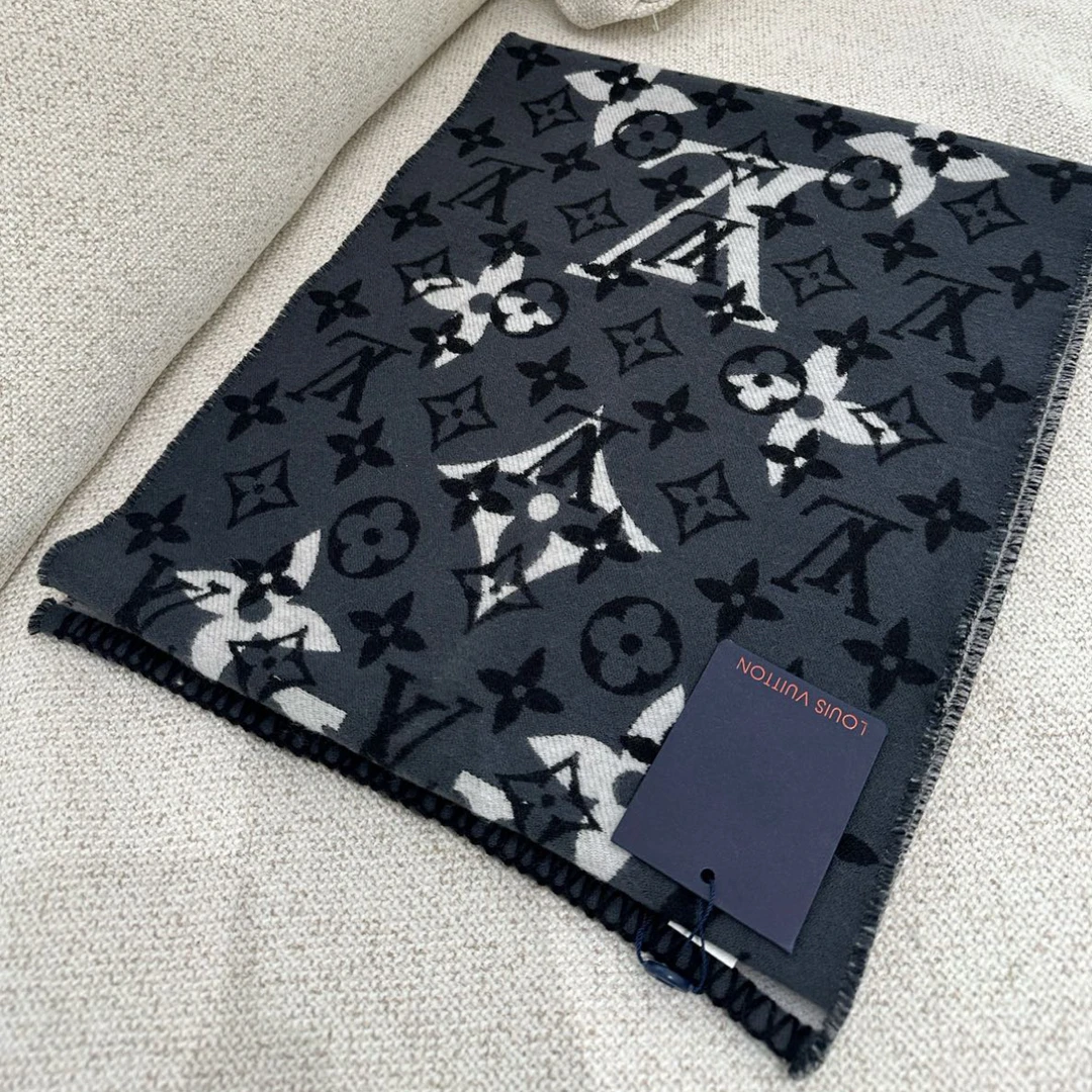 99新 LouisVuitton/路易威登 闲置 双面老花围巾N00010