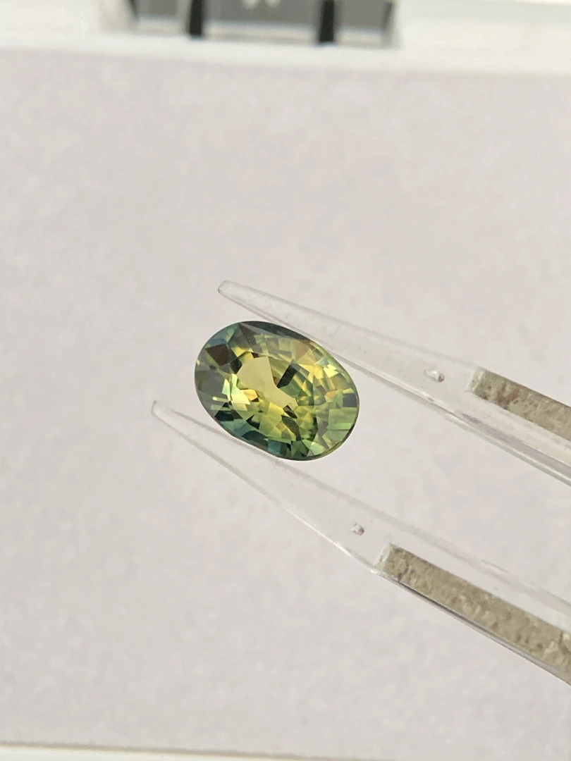 天然蓝宝石裸石双色黄绿火彩闪亮晶体干净靓丽精品