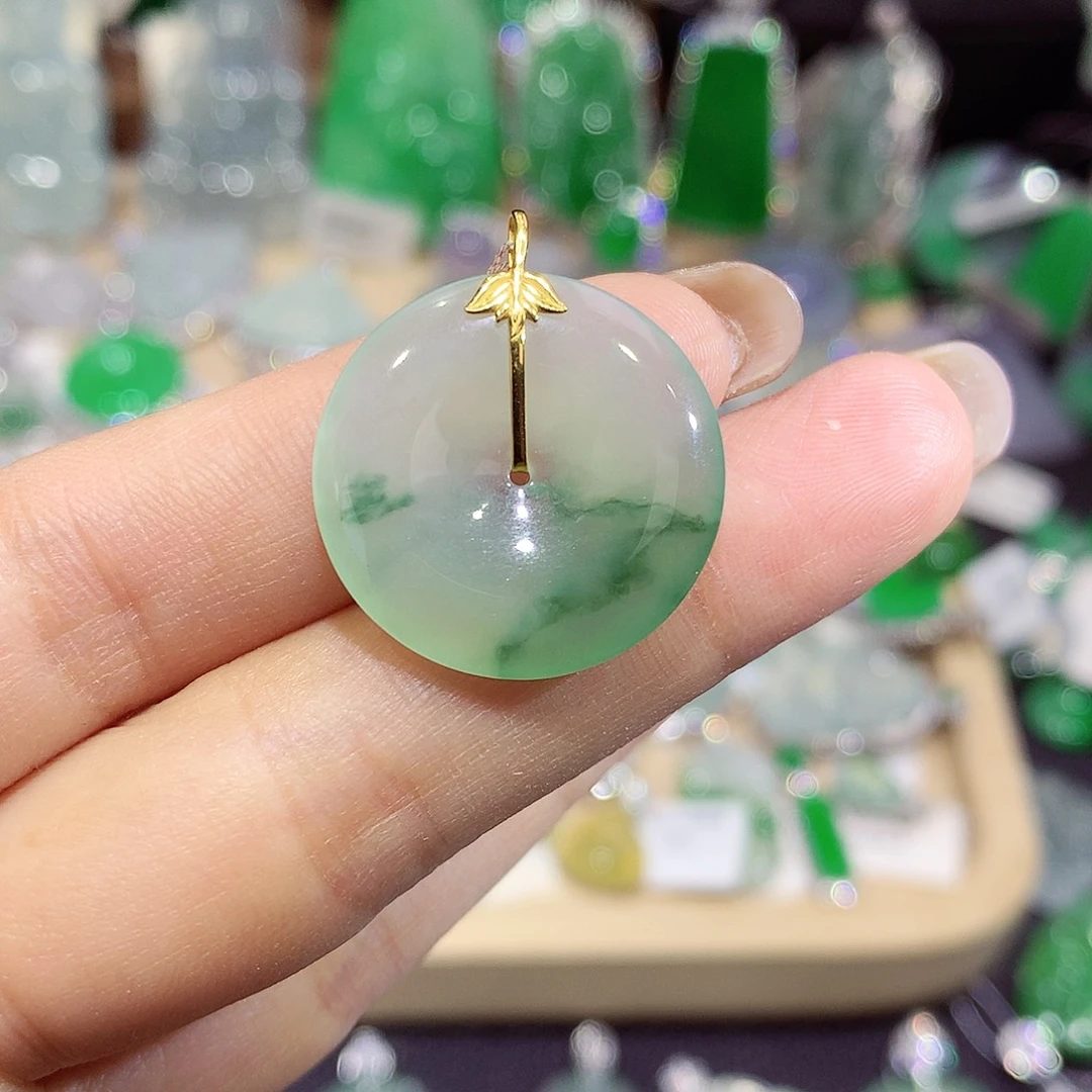 翡翠18K金镶嵌颈饰扣