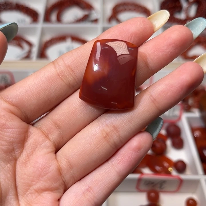 南红玛瑙未镶嵌颈饰牛血红无事牌吊坠