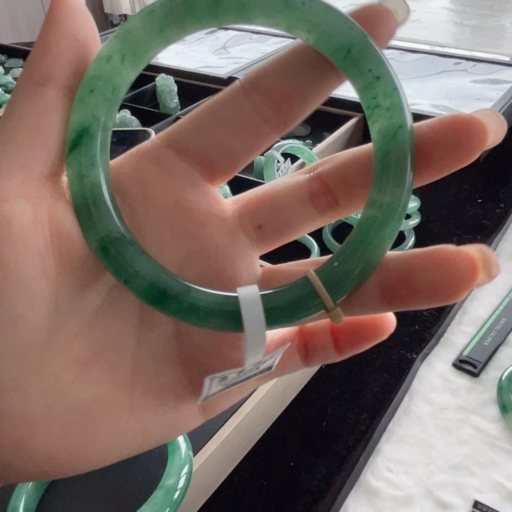 未镶嵌手镯石英质玉（非洲翠）笑****