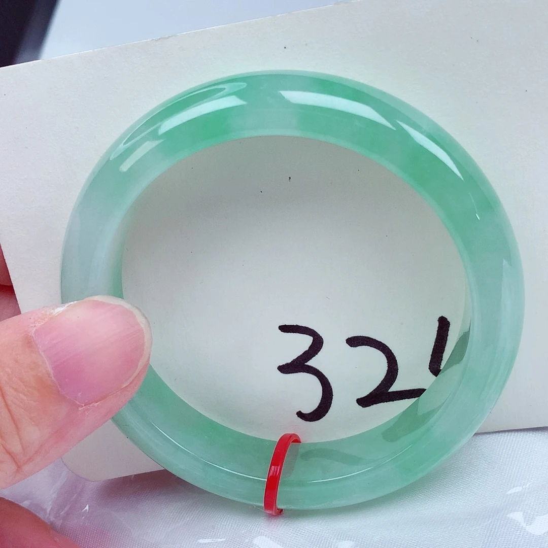 翡翠手镯未镶嵌翡翠