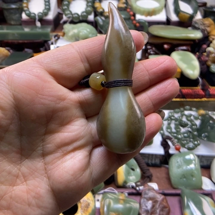 未镶嵌岫岩老玉（透闪石质玉）把件