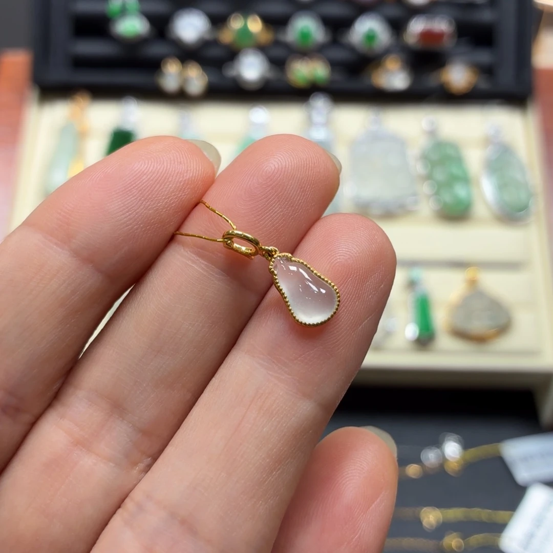 翡翠18K金镶嵌颈饰