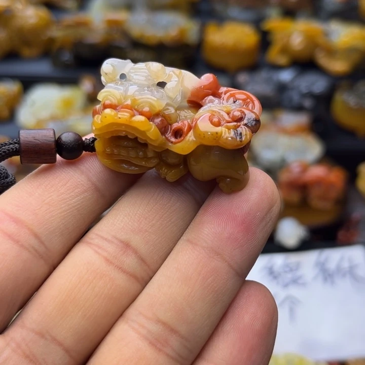 石英质玉（黄龙玉）未镶嵌颈饰