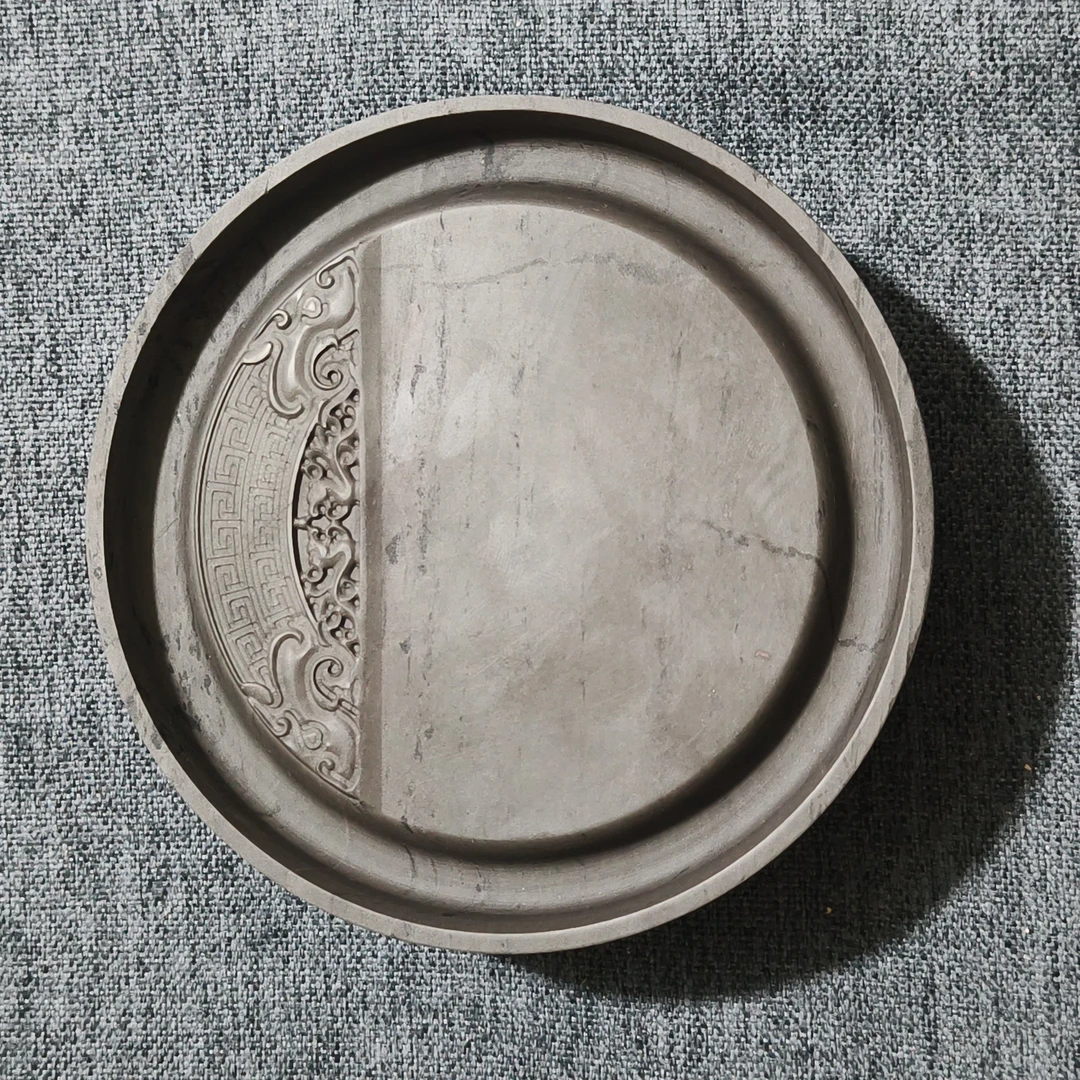 老坑洮砚，喇嘛崖老坑鸊鷉血大兽纹砚，尺寸11.8*11.8*3.6厘米