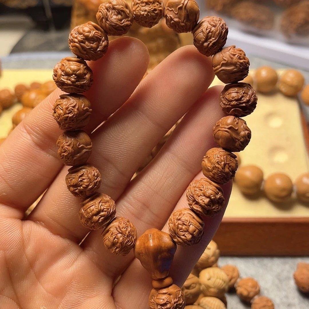 龙纹桃核雕刻钟馗头