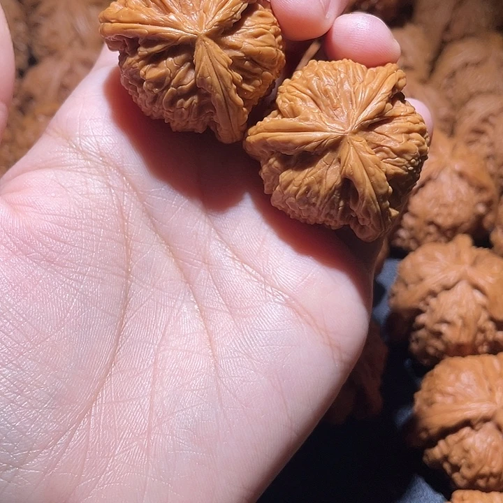 Q***、文玩核桃吊坠小妹三棱