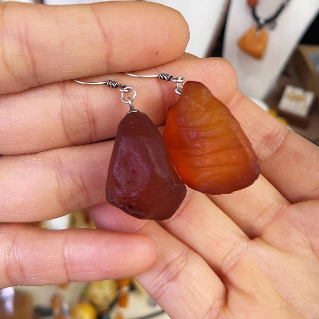 琥珀珠宝奇石未镶嵌。