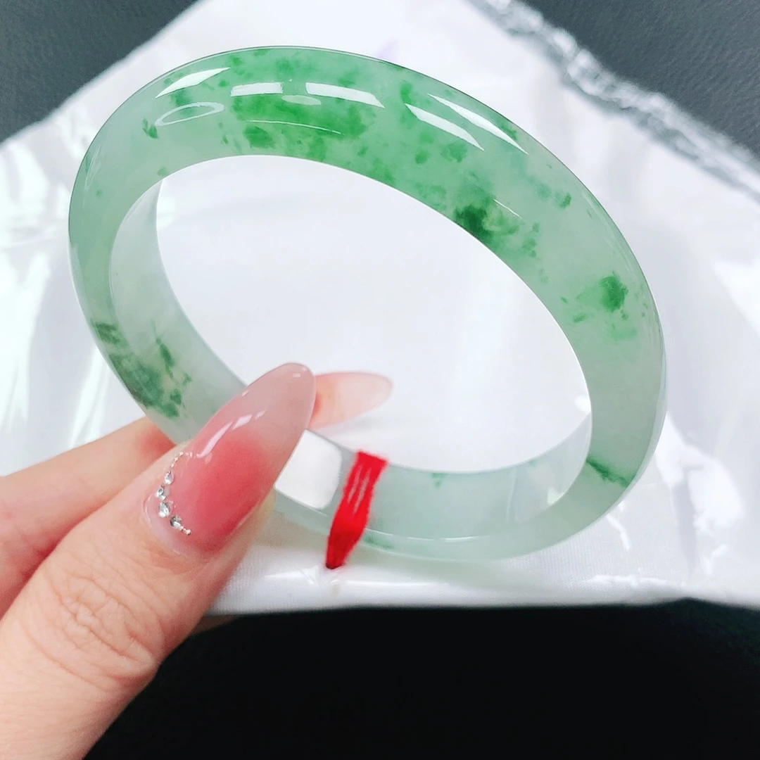 翡翠手镯未镶嵌56贵
