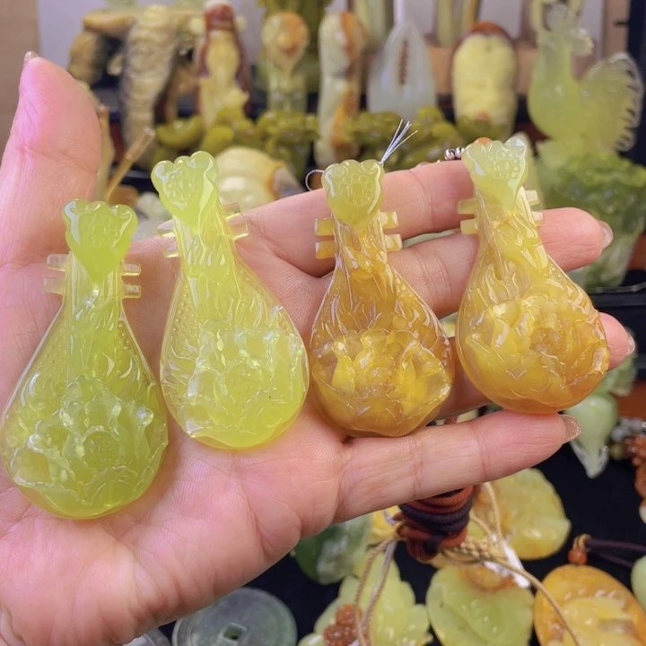 蛇纹石玉颈饰未镶嵌龙*