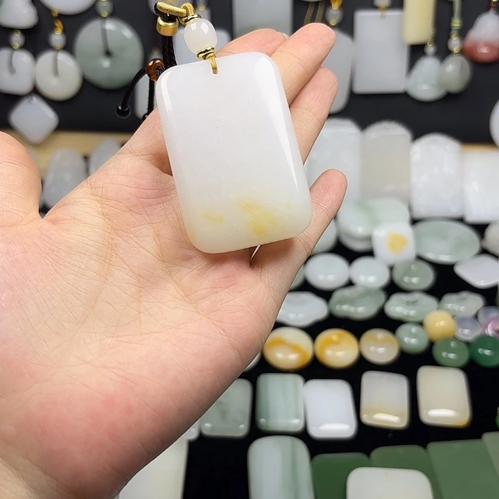 小***酒石英质玉未镶嵌颈饰