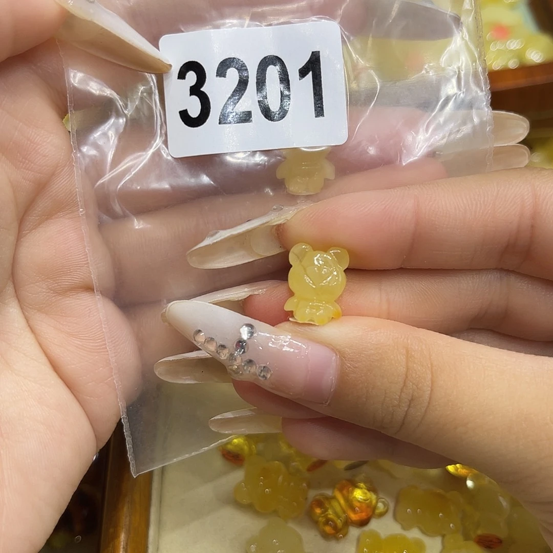 艾***粒琥珀未镶嵌珠宝奇石
