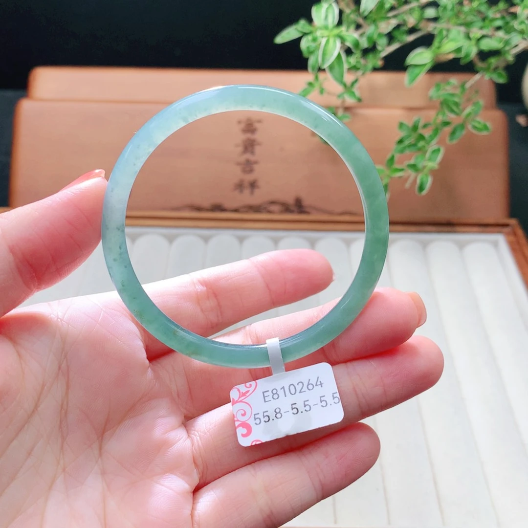 未镶嵌手镯（圆镯）翡翠