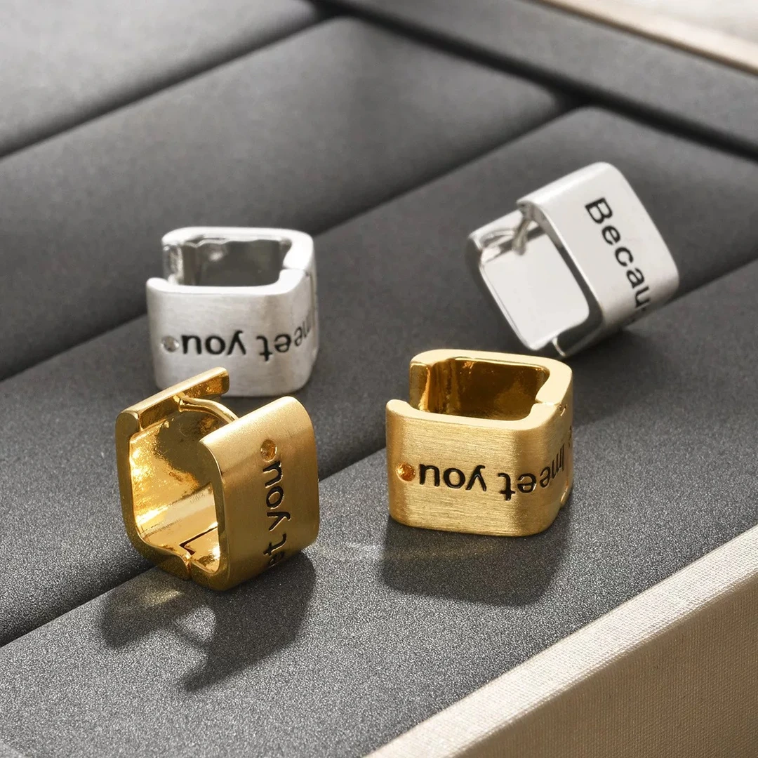 铜合金耳饰 甜酷辣妹素款风格字母耳扣耳环女2025时尚新款耳饰