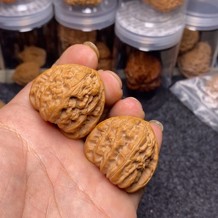 文玩核桃吊坠37三角白狮子