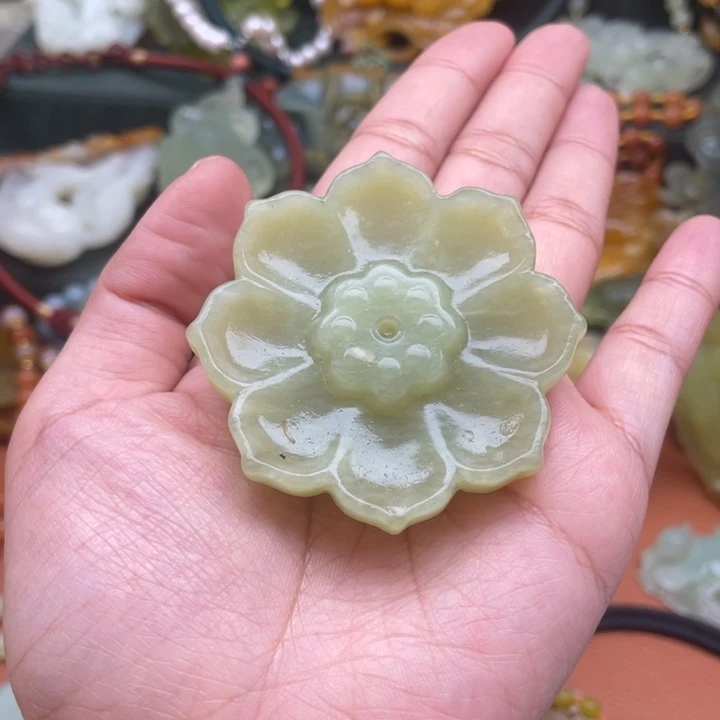 蛇纹石玉吊坠合金