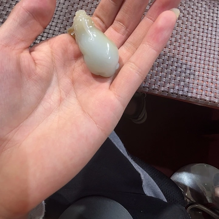 姐***。和田玉未镶嵌颈饰