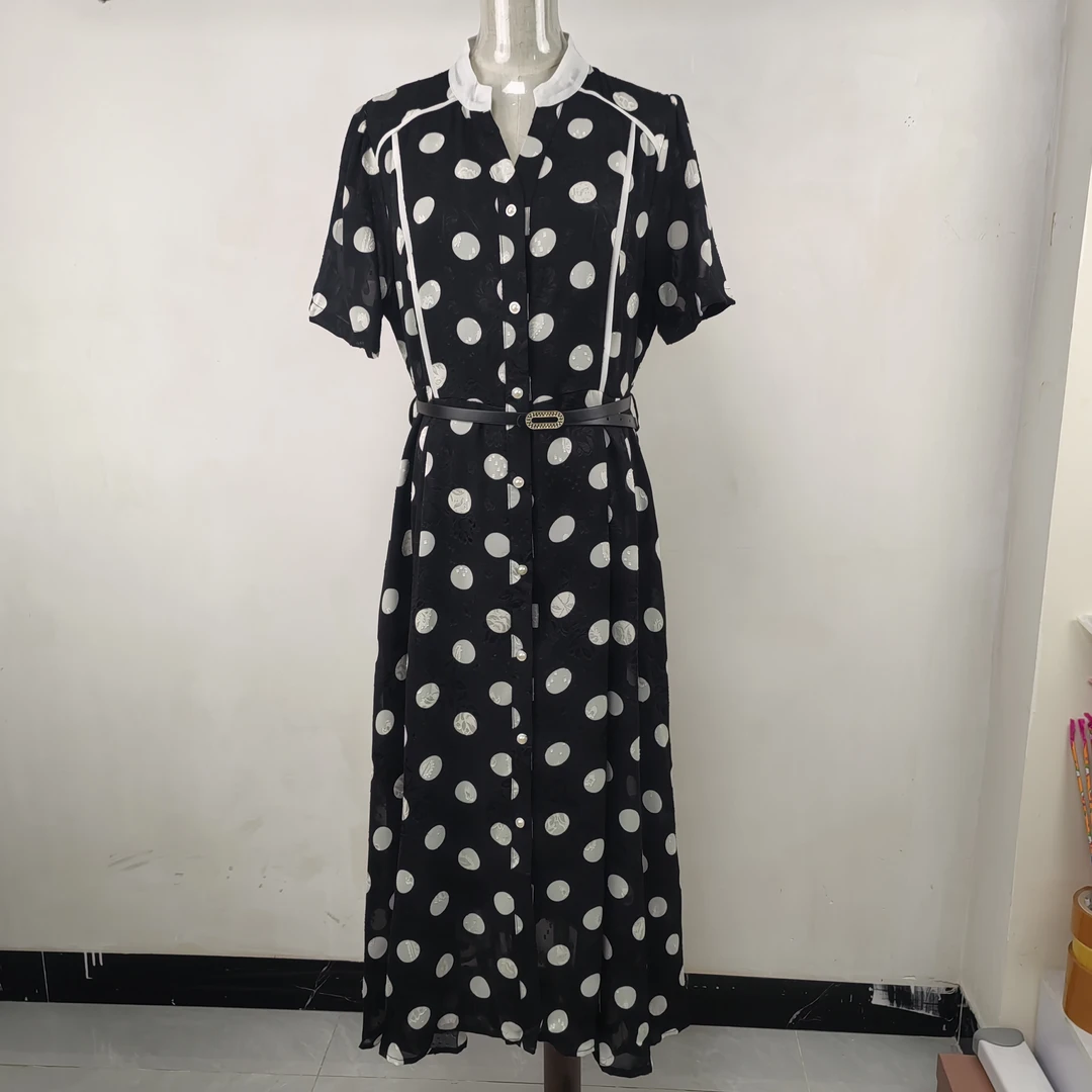 法式波点连衣裙女2025夏季款心机领短袖a字中长裙。