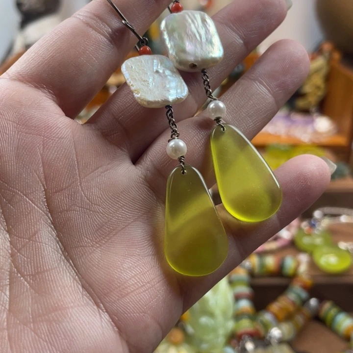 蛇纹石玉未镶嵌耳饰