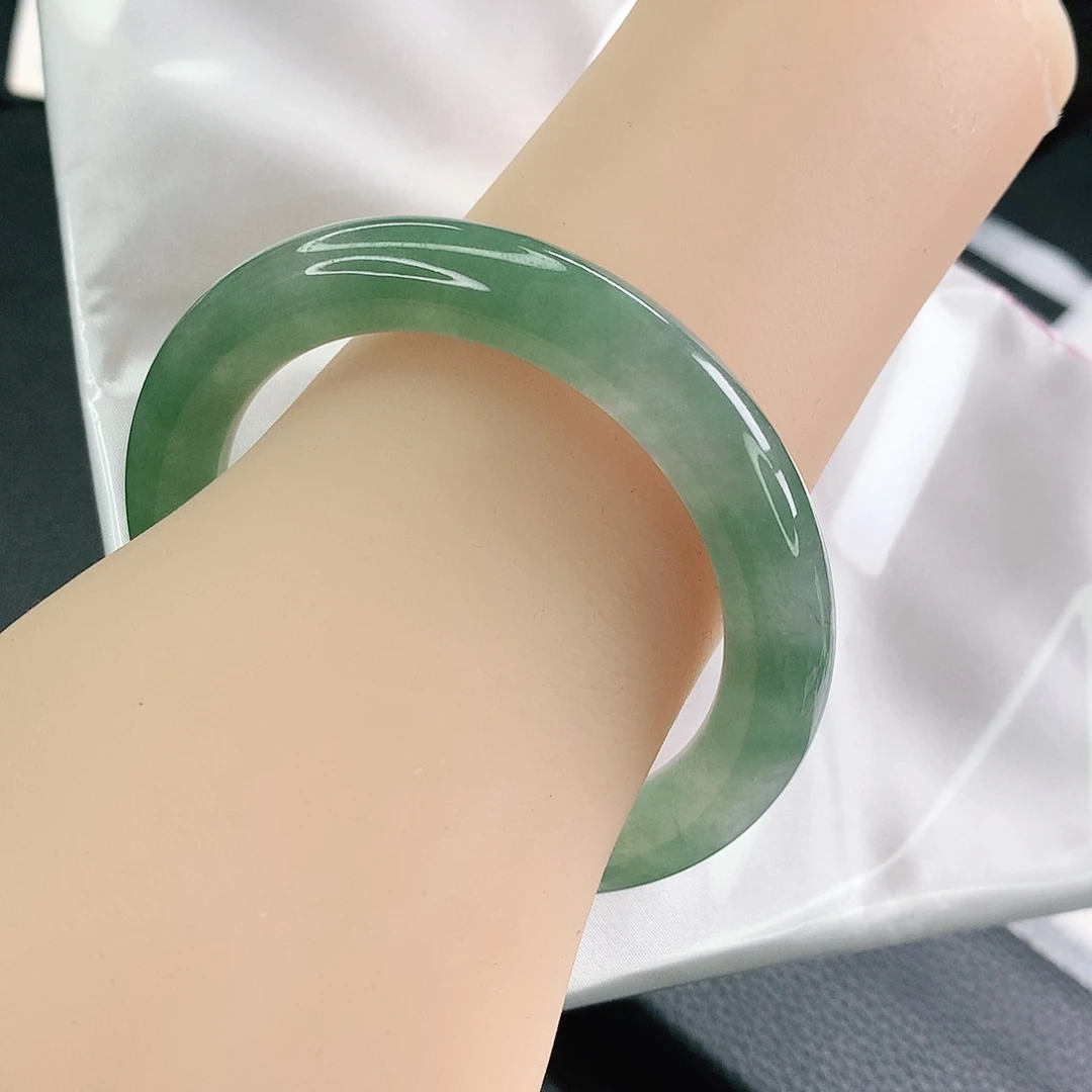 翡翠手镯未镶嵌55圈