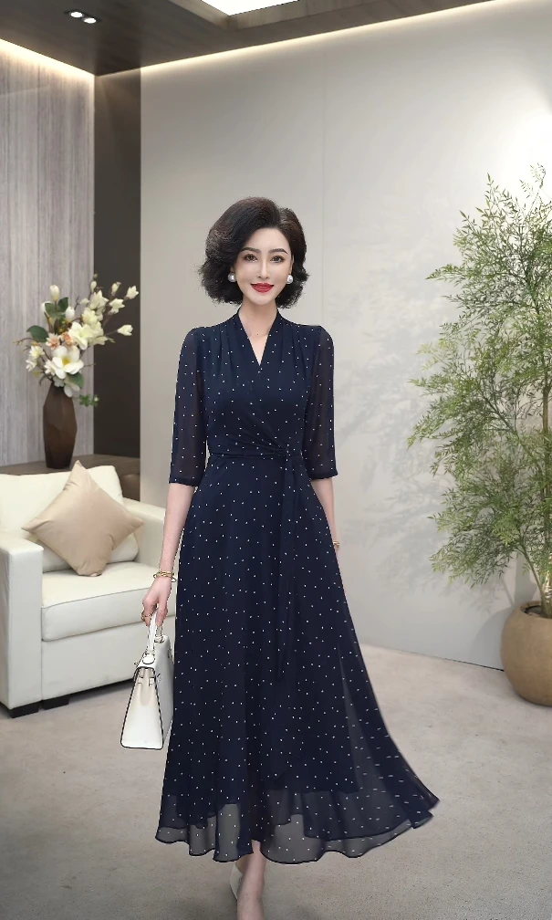 2025藏蓝色包裹V领灵动水玉小波点莱赛尔天丝乔其纱连衣裙WF3262