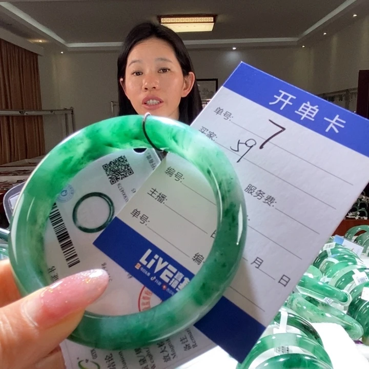 石英质玉手镯未镶嵌一个