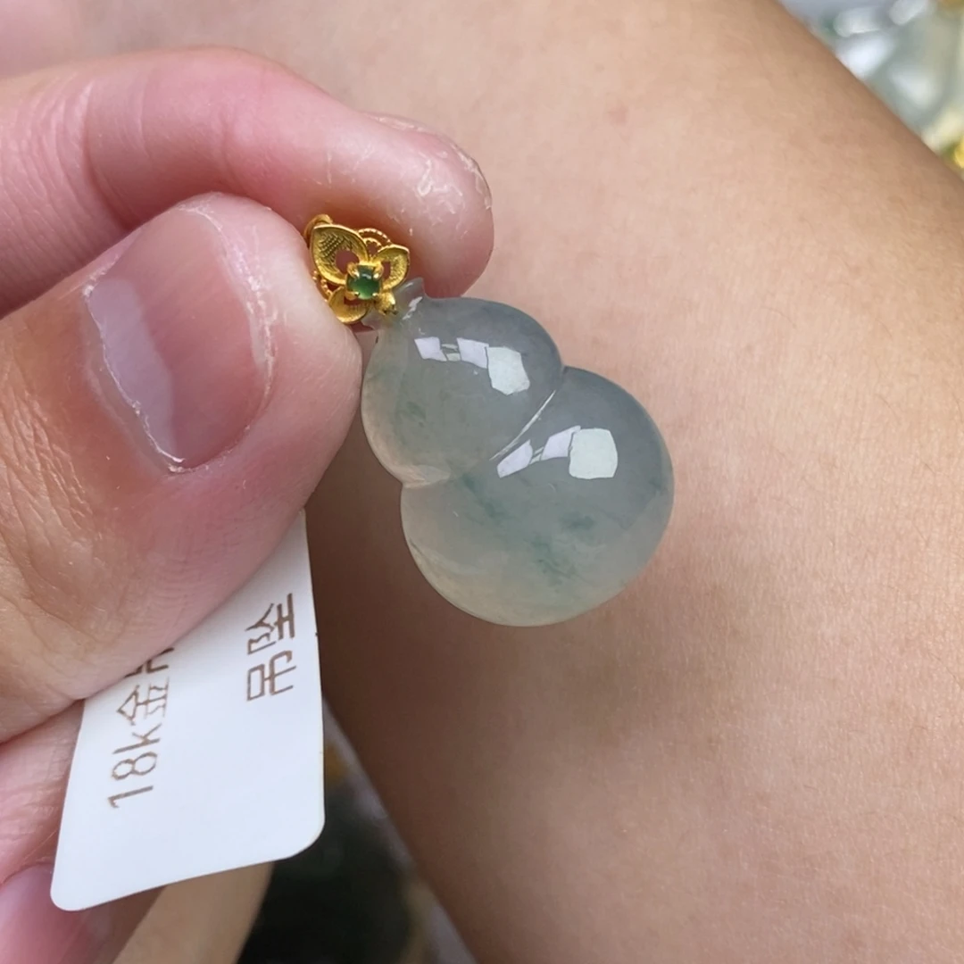 翡翠18K金镶嵌颈饰葫芦