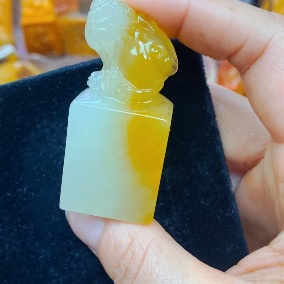未镶嵌石英质玉（黄龙玉）颈饰
