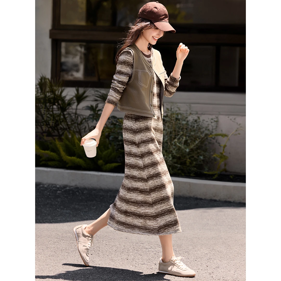 XWI/欣未2025秋季新款简洁线条针织连衣裙+仿牛仔马甲套装G7C002