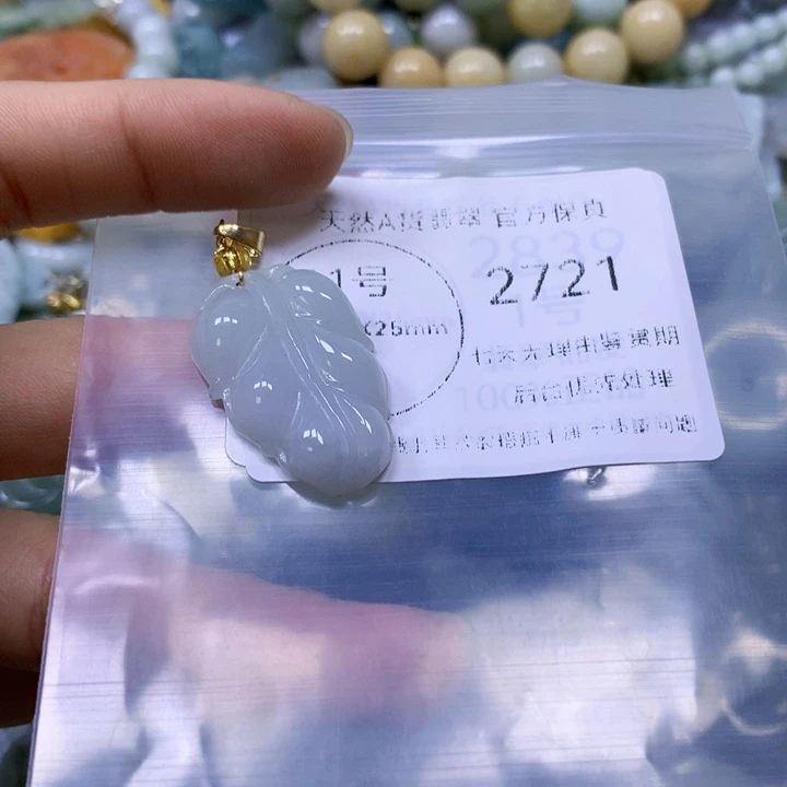 翡翠足银镶嵌颈饰翡翠