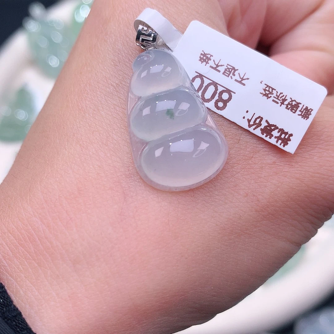 颈饰18K金镶嵌翡翠白底飘花福豆