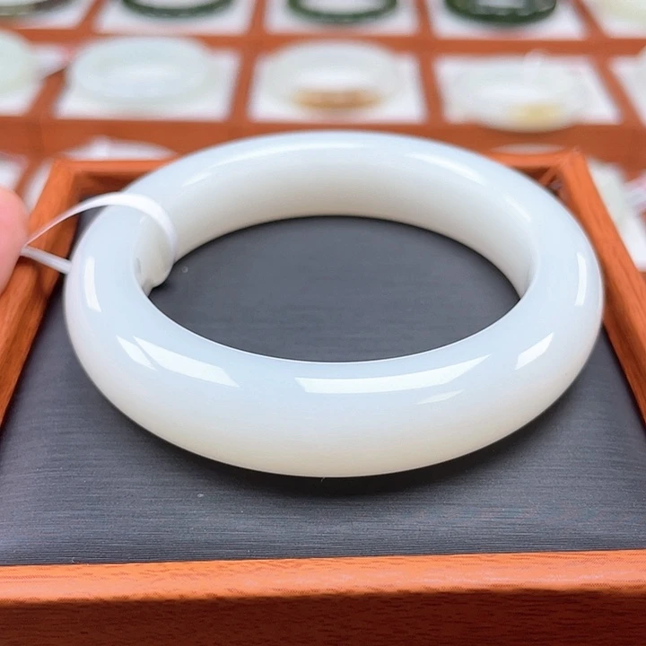 未镶嵌手镯和田玉羊脂级别