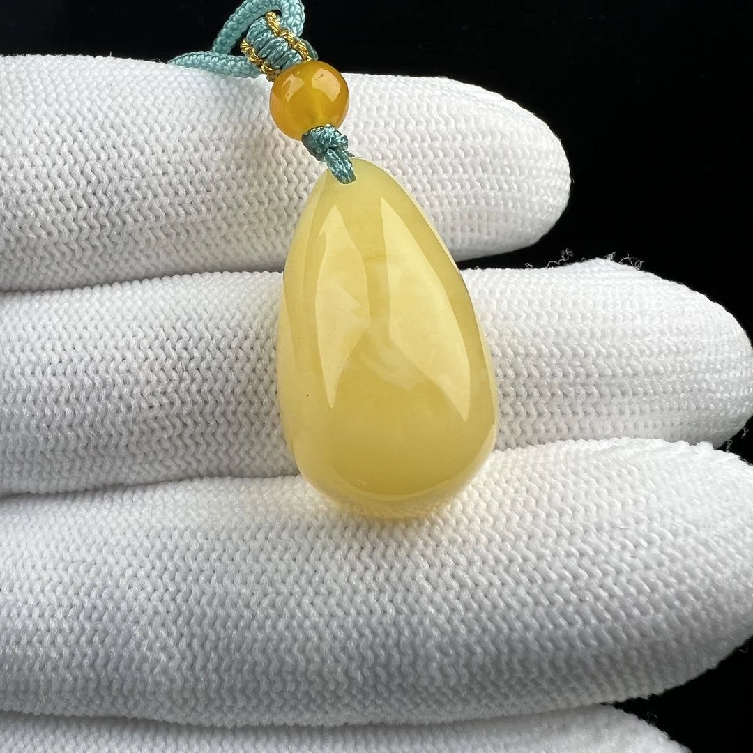 M1354 天然原矿蜜蜡鸡油黄水滴牌15.7*28*11mm 支持复检假一罚四