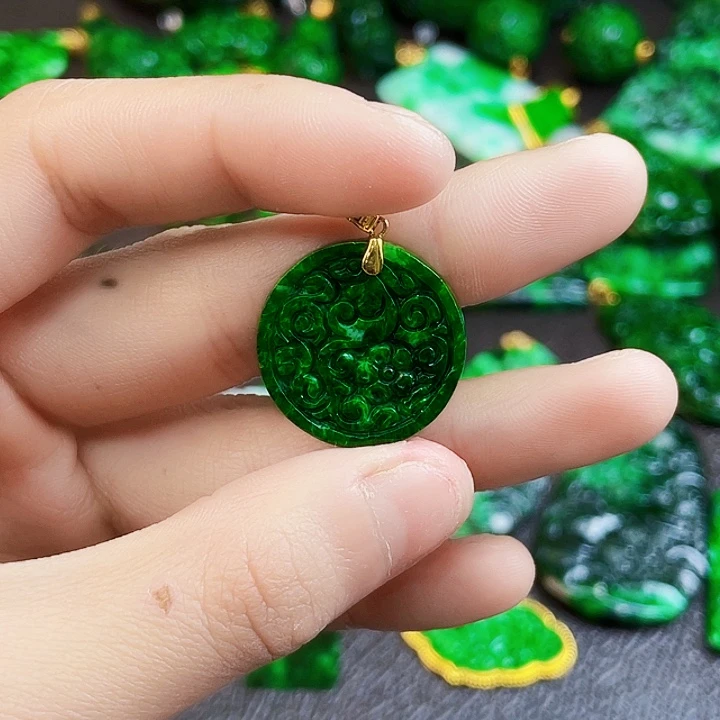 翡翠18K金镶嵌颈饰多样性