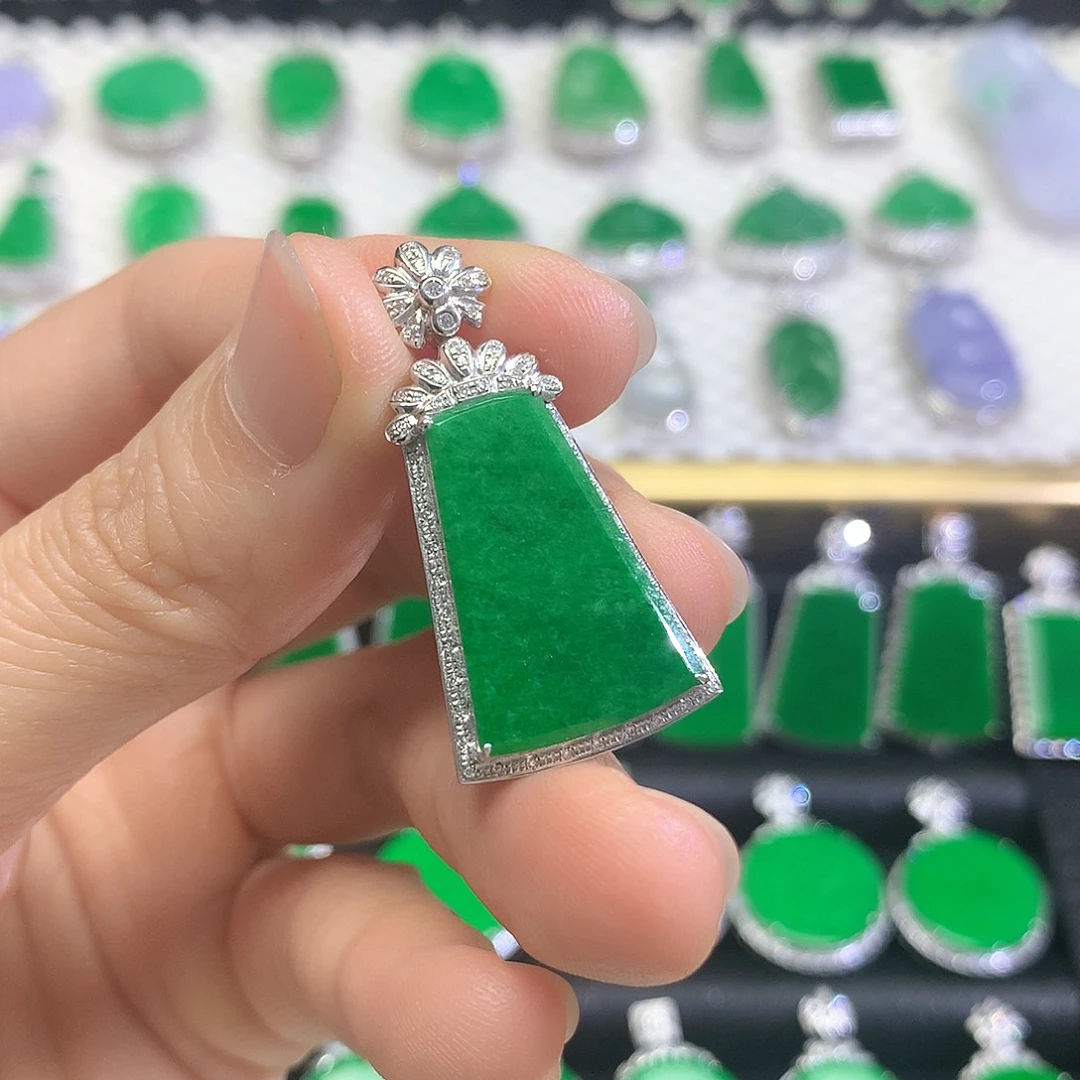 颈饰18K金镶嵌翡翠吊坠