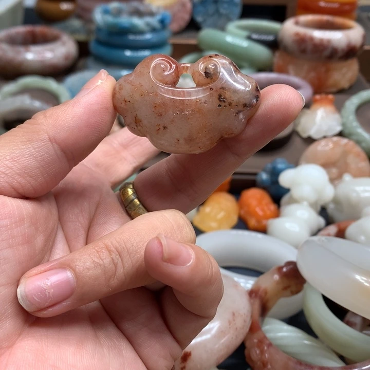 石英岩玉合金颈饰有瑕疵