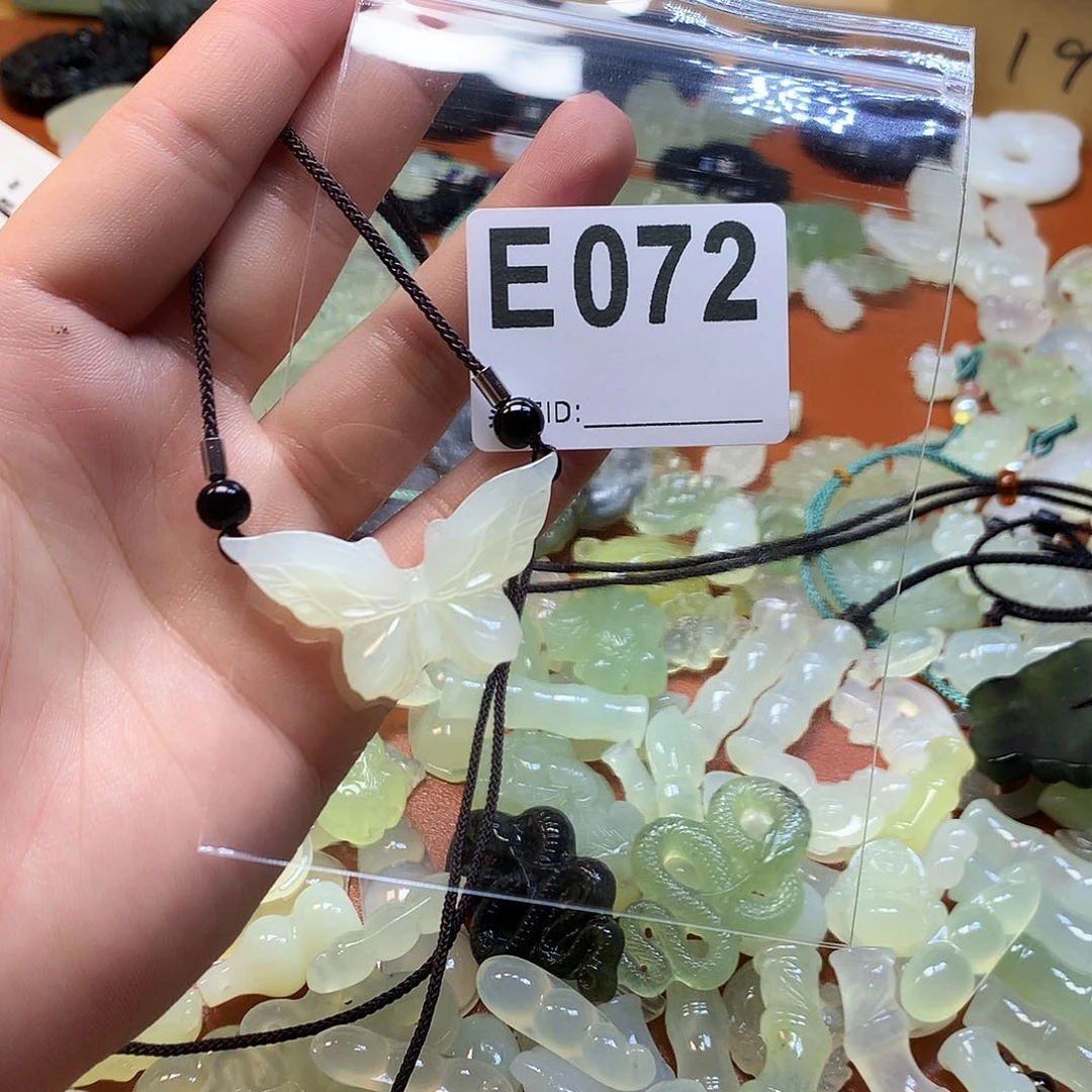 蛇纹石玉颈饰合金