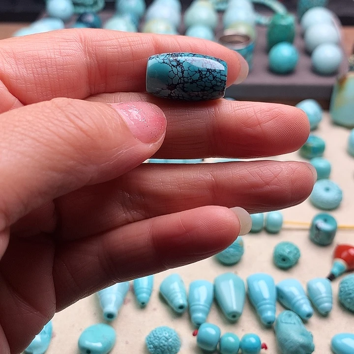 绿松石未镶嵌颈饰