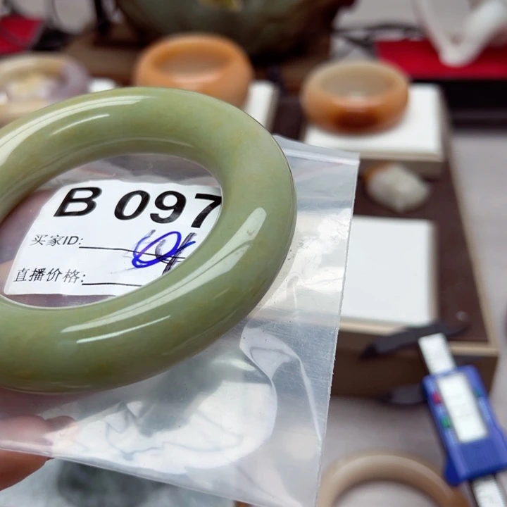 格***格未镶嵌手镯石英岩玉