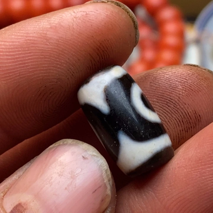 未镶嵌珠子的颜色是玛瑙/玉髓