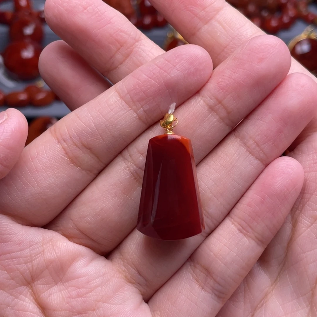 南红玛瑙18K金镶嵌珠宝奇石无事牌吊坠