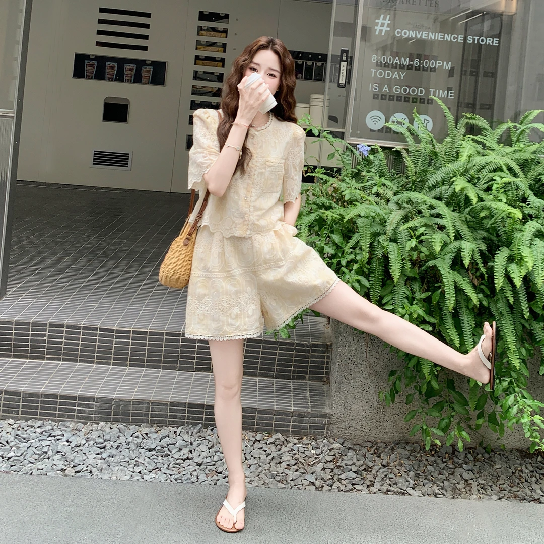 夏季气质减龄穿搭时尚套装裤女设计感蕾丝短袖上衣阔腿短裤两件套
