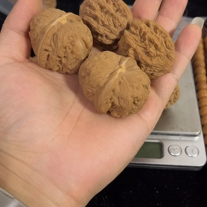 小****文玩核桃把件38左右瑕疵元宝➕赠品小虎头，朋友福利