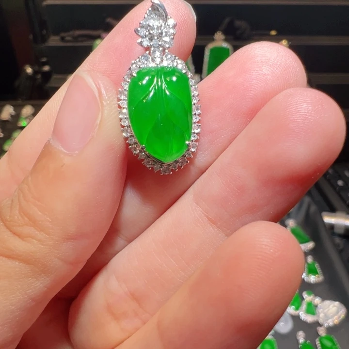 颈饰18K金镶嵌翡翠