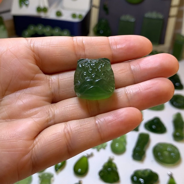 岫玉未镶嵌颈饰吊坠