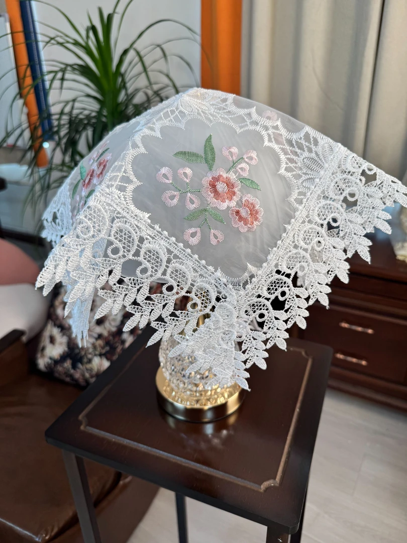 816-1家用丝光线小桃花叶形花边欧式盖巾（40*40cm)